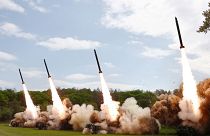 Rakétákat indítanak egy észak-koreai hadgyakorlaton 2024. április 23-án. 