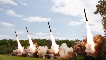 Rakétákat indítanak egy észak-koreai hadgyakorlaton 2024. április 23-án. 
