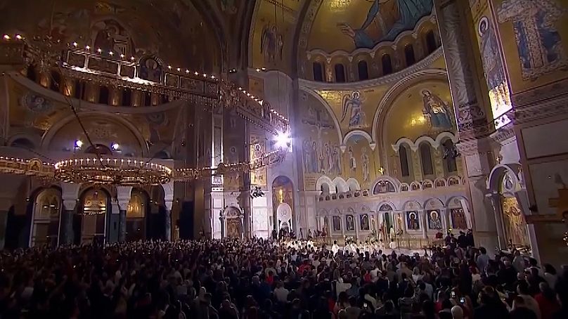 Celebrações da Páscoa ortodoxa na missa da meia-noite em Belgrado na Sérvia