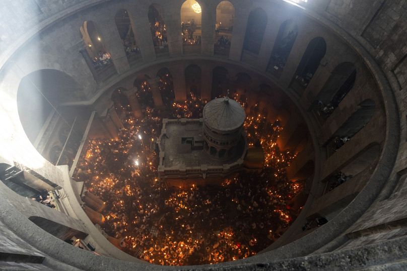 In der Jerusalemer Grabeskirche versammelten sich in diesem Jahr weniger Menschen für den magisch wirkenden Ostergottesdienst.