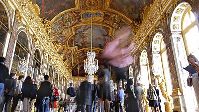 Vista del Salón de los Espejos del Palacio de Versalles, cerca de París.