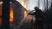 Feuerwehrleute löschten am Samstag, 4. Mai 2024, einen Brand nach dem russischen Luftangriff auf Kharikiv.
