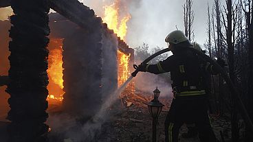 Feuerwehrleute löschten am Samstag, 4. Mai 2024, einen Brand nach dem russischen Luftangriff auf Kharikiv.