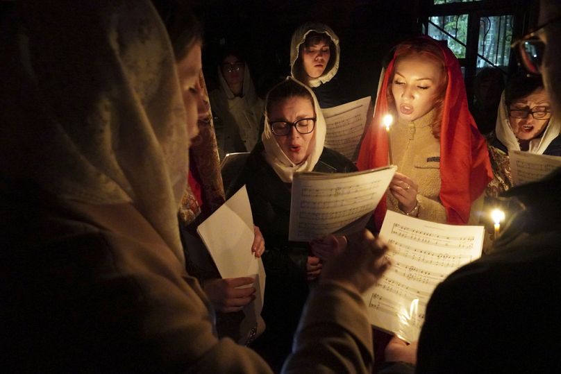 Am späten Samstag nahm ein Kirchenchoran einem orthodoxen Ostergottesdienst in der Kirche des Heiligen Fürsten Alexander Newski in der von Russland besetzten Stadt Mariupol te