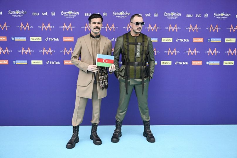 Fahree con Ilkin Dovlatov en representación de Azerbaiyán posan sobre la alfombra turquesa