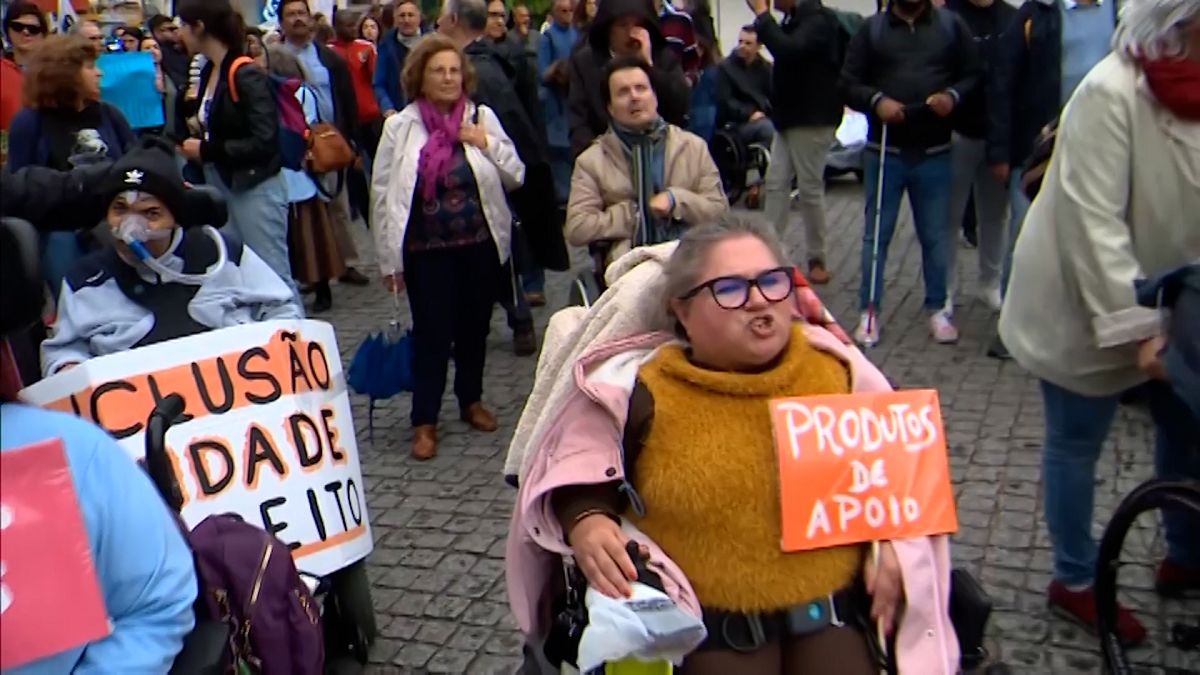 Videók. Fogyatékkal élők tüntettek Portugáliában