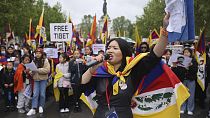Comunidade do Tibete em França manifesta-se contra o presidente chinês Xi Jinping.