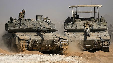 İsrail askerleri, İsrail'in güneyinde, Gazze Şeridi sınırına yakın bir noktada tank kullanıyor.  5 Mayıs 2024