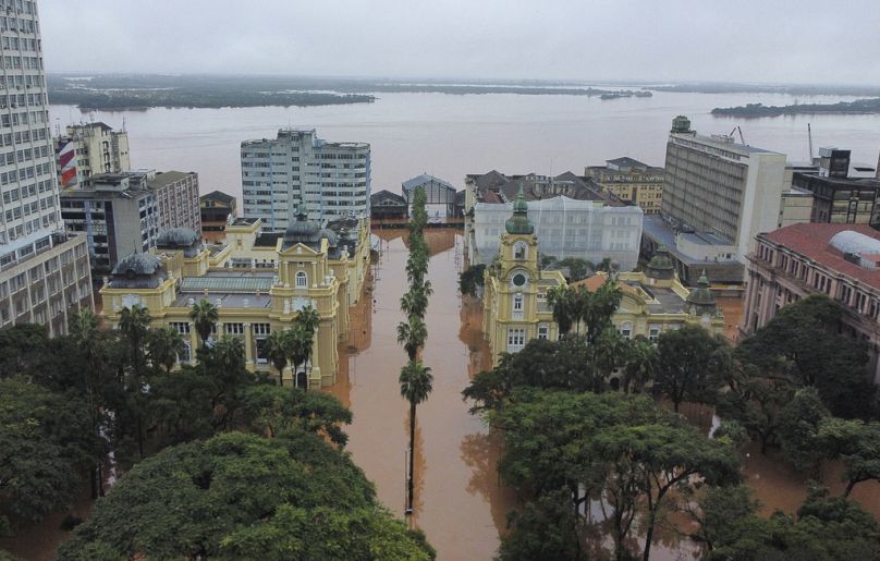 Porto Alegre'de şiddetli yağışlar nedeniyle sular altında kalan bir bölgenin havadan görünümü