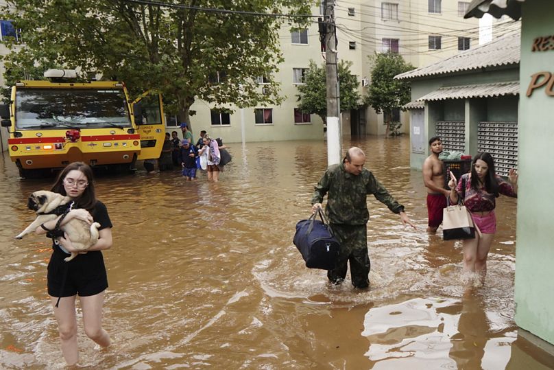 Brezilya'nın güneyindeki Rio Grande do Sul eyaletinde hafta başından bu yana etkili olan yağış sonrası oluşan seller, can ve mal kayıplarına neden oldu.