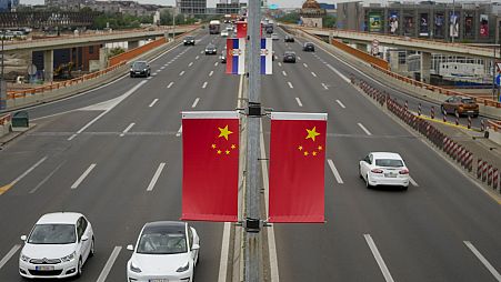   العلمان الصيني والصربي على أعمدة الإنارة، قبل أيام من زيارة الرئيس الصيني شي جين بينغ- صربيا، 1 مايو 2024.