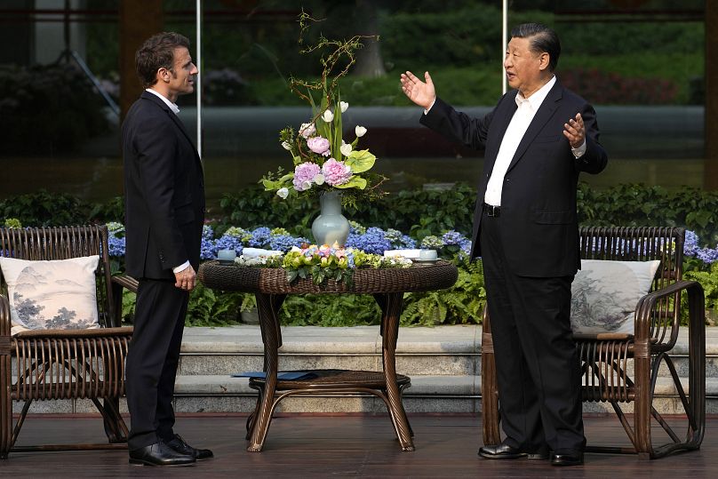 الرئيس الصيني شي جين بينغ، والرئيس الفرنسي إيمانويل ماكرون في مقر إقامة حاكم مقاطعة قوانغدونغ في قوانغتشو، الصين، في 7 أبريل 2023.