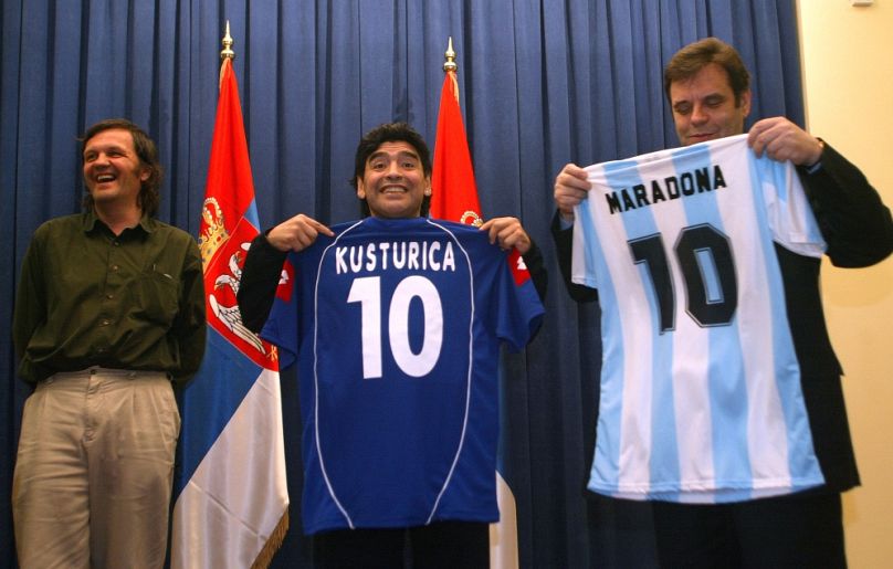 Emir Kusturica (b), Diego Maradona (k) és Vojislav Koštunica Belgrádban, 2005 júniusában
