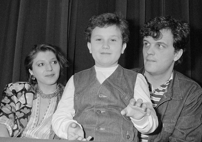 A papa szolgálati útra ment szereplői: Mirjana Karanović színésznő, a hétéves Moreno De Bartoli Emir Kusturicával Cannes-ban, 1985-ben