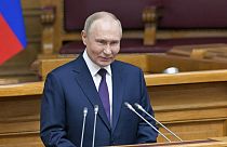  فلاديمير بوتين يتحدث خلال اجتماع لمجلس المشرعين الروس التابع للجمعية الفيدرالية الروسية في قصر توريد في سانت بطرسبرغ، روسيا، 26 أبريل 2024