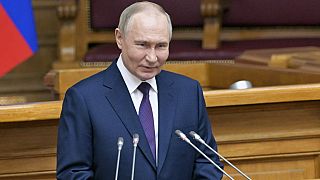  فلاديمير بوتين يتحدث خلال اجتماع لمجلس المشرعين الروس التابع للجمعية الفيدرالية الروسية في قصر توريد في سانت بطرسبرغ، روسيا، 26 أبريل 2024