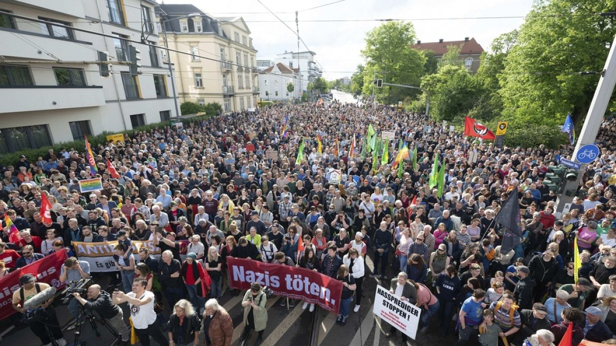Manifestantes participam numa manifestação para assinalar um ataque a um político do SPD na Pohlandplatz, em Dresden, Alemanha, no domingo, 5 de maio de 2024. 