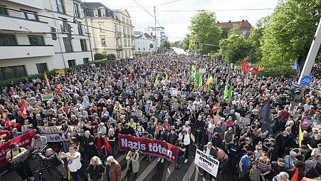 Manifestantes participam numa manifestação para assinalar um ataque a um político do SPD na Pohlandplatz, em Dresden, Alemanha, no domingo, 5 de maio de 2024. 