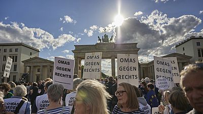 Des manifestants prennent part à un rassemblement en solidarité avec le politicien du SPD attaqué à Berlin, le dimanche 5 mai 2024.