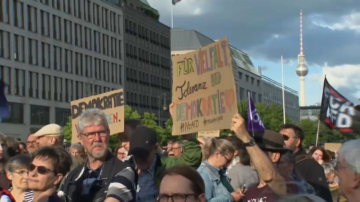 Демонстрации против насилия после нападения на политика СДПГ | Euronews