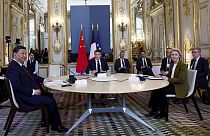 O presidente chinês Xi Jinping, o presidente francês Emmanuel Macron, e a presidente da Comissão Europeia, Ursula von der Leyen, em Paris, a 6 de maio de 2024 