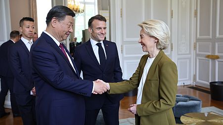 Ursula von der Leyen, Emmanuel Macron e Xi Jinping, da direita para a esquerda