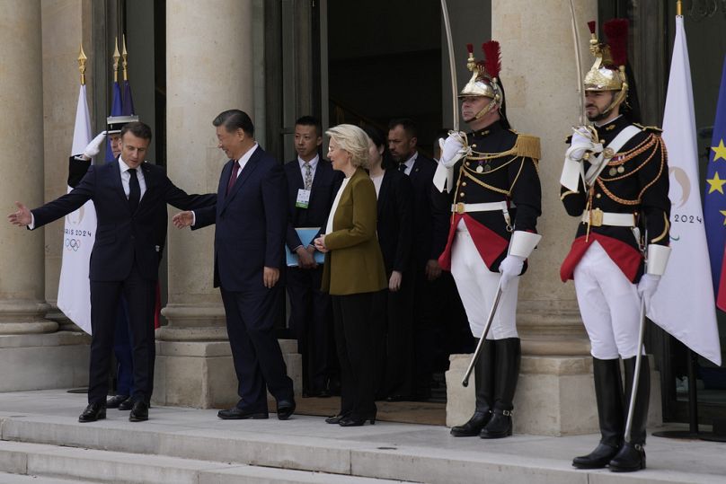 Emmanuel Macron, Xi Jinping e Ursula von der Leyen al termine del vertice trilaterale a Parigi, 06 maggio 20204