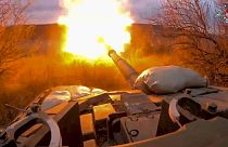 Auf diesem Foto, das am 19. März 2024 vom russischen Verteidigungsministerium veröffentlicht wurde, feuert ein russischer Panzer von einer Position nahe der Grenze zur Ukraine aus auf ukrainische Truppen.