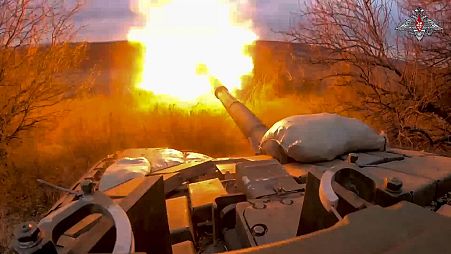 Nesta foto divulgada pelo Ministério da Defesa russo a 19 de março de 2024, um tanque russo dispara contra as tropas ucranianas a partir de uma posição perto da fronteira com a Ucrânia.