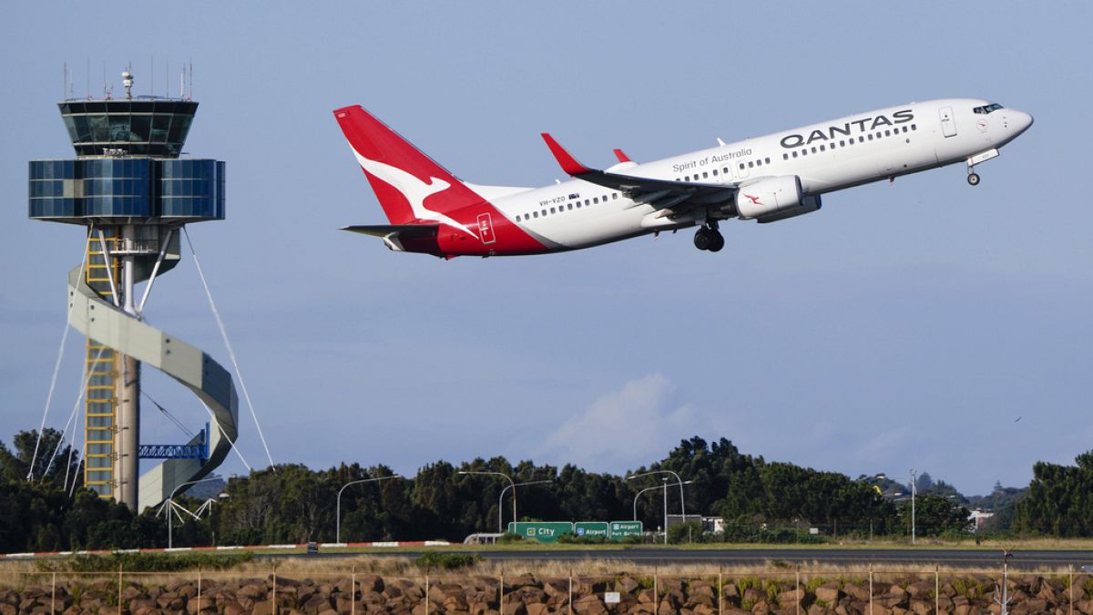 Australian airline Qantas agrees payouts over 'ghost flights' thumbnail