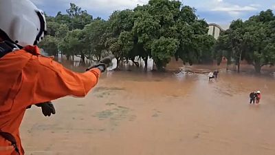 Des sauveteurs tentent de secourir des gens pris au piège par la montée des eaux au Brésil