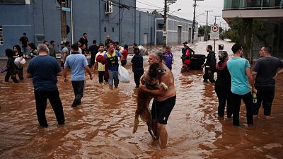 تخلیه ساکنان از  ایالت ریو گراند دو سول بر اثر سیل در برزیل، ۴ مه ۲۰۲۴