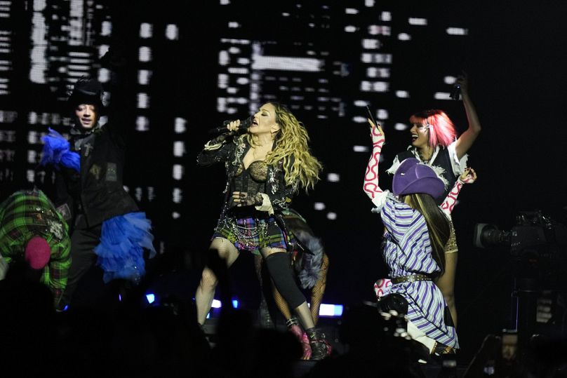 La "Reina del Pop", de 65 años, con sus bailarines en el escenario