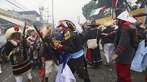 أشخاص يشاركون في إعادة تمثيل معركة بويبلا خلال احتفال سينكو دي مايو في مكسيكو سيتي