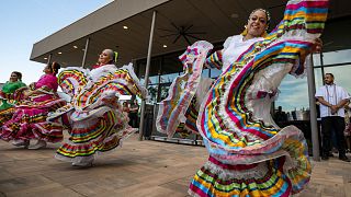 رقصندگان فولکلوریکو از گروه ویوا در مکزیک در مراسم جشن «سینکو دی مایو»، ۲۰۲۱ 