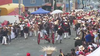 Le défilé dans les rues de Puebla au Mexique pour le "Cinco de Mayo"