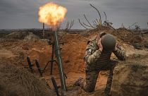 Soldati della Guardia nazionale ucraina della 1ª brigata Bureviy (Uragano) si esercitano durante l'addestramento al combattimento in un campo di addestramento militare nel nord dell'Ucraina, 8 novembre 2023