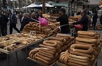 Des Palestiniens désespérés font la queue pour obtenir du pain dans une boulangerie à Gaza
