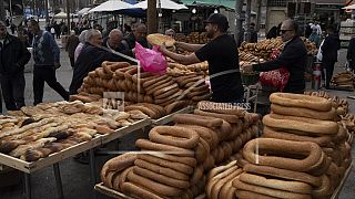Palestinianos fazem fila para comprar pão numa padaria na cidade de Gaza