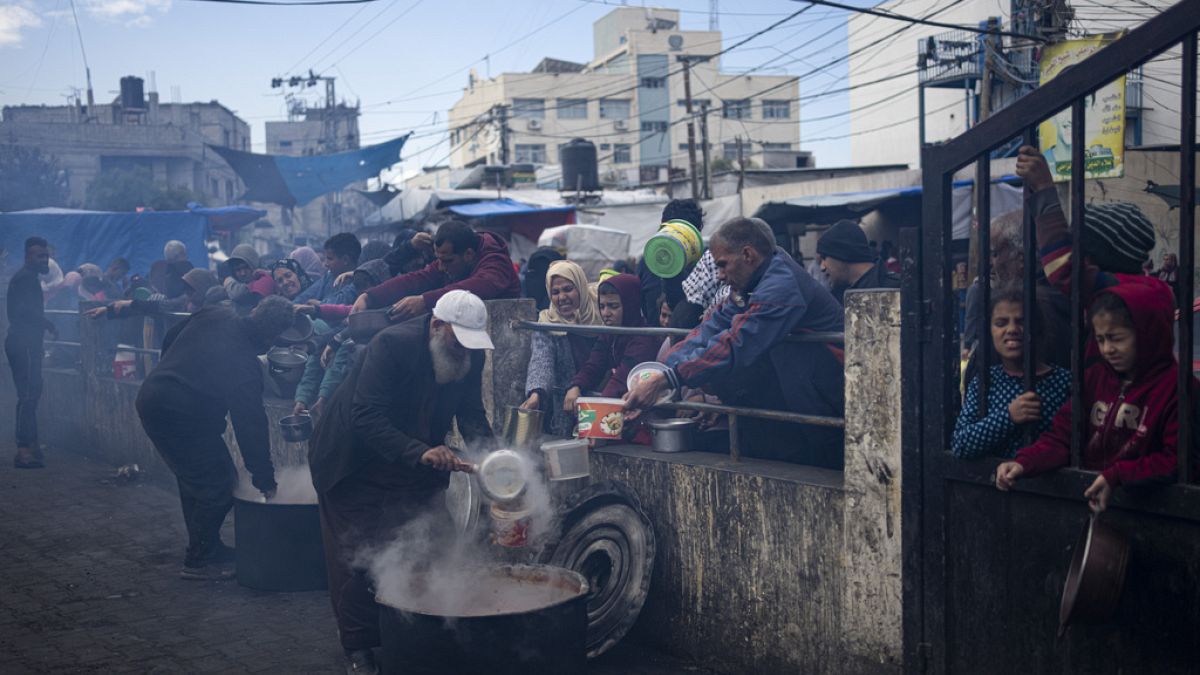 فلسطينيون يشقون طريقهم وسط الدمار ويسافرون من منطقة إلى اخرى للحصول على رغيف خبز