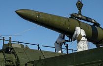 بارگزاری یک موشک اسکندر بر روی یک پرتابگر متحرک در رزمایش روسیه در مکانی نامعلوم به تاریخ دوم فوریه ۲۰۲۴
