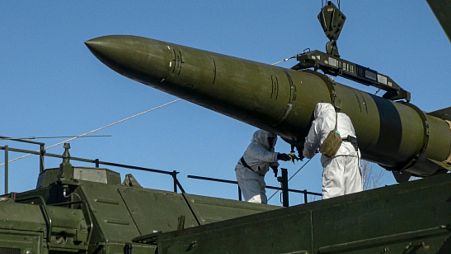بارگزاری یک موشک اسکندر بر روی یک پرتابگر متحرک در رزمایش روسیه در مکانی نامعلوم به تاریخ دوم فوریه ۲۰۲۴