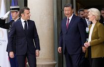 رئيسة الاتحاد الأوروبي أورسولا فون دير لاين إلى جانب الرئيس الصيني شي جينبينغ والرئيس الفرنسي إيمانويل ماكرون