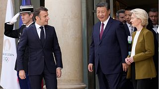 رئيسة الاتحاد الأوروبي أورسولا فون دير لاين إلى جانب الرئيس الصيني شي جينبينغ والرئيس الفرنسي إيمانويل ماكرون