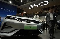 Uma modelo posa perto do automóvel BYD Song L EV durante a Auto China 2024 realizada em Pequim, quinta-feira, 25 de abril de 2024. 