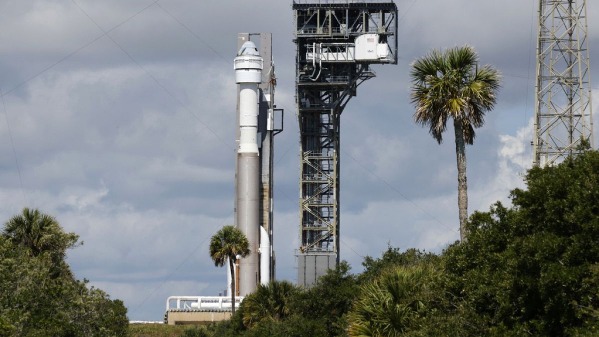 Boeing'in Atlas V roketi üzerindeki Starliner kapsülü Uzay Fırlatma Kompleksi 41'deki fırlatma rampasına doğru yola çıktı