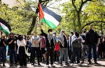 متظاهرون مؤيدون للفلسطينيين يتجمعون في المخيم الموجود في ساحة جامعة شيكاغو