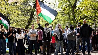 متظاهرون مؤيدون للفلسطينيين يتجمعون في المخيم الموجود في ساحة جامعة شيكاغو