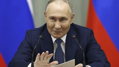 El presidente Putin habla durante un encuentro con miembros de su Gabinete en Moscú este lunes.