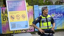 Сотрудница полиции в фан-зоне в парке Фолькетс в Мальмё, 4 мая 2024 года.